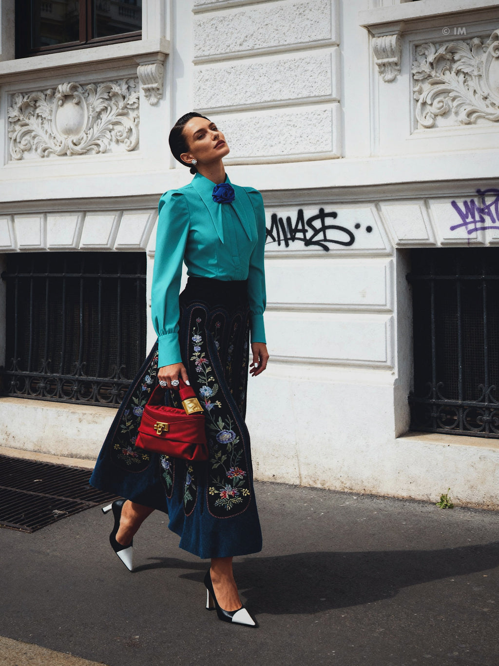 Large Pointy Collar Long Sleeves Fitted Shirt